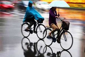 雨天|秘密|自行车是我俩必选的交通工具，有个秘密告诉你